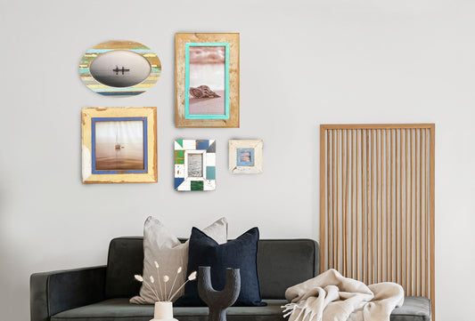 Composizione di cornici in legno. Arreda le pareti della tua casa al mare