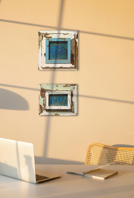 Parete sala con composizione da due cornici tema marittimo.