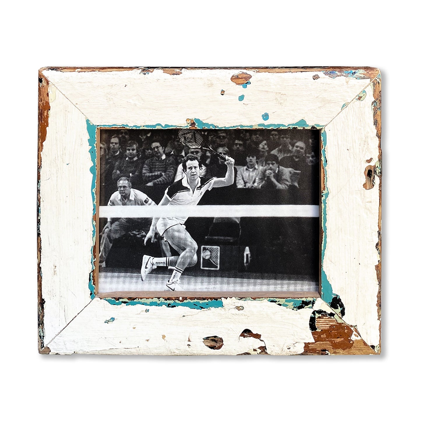 Immagine in bianco e nero del grande tennista John McEnroe durante le Olimpiadi americane degli anni 80