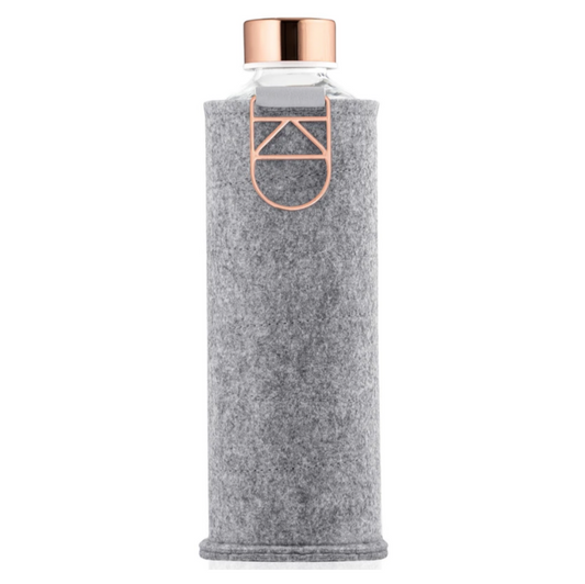 Borraccia in vetro resistente e copertura feltro.