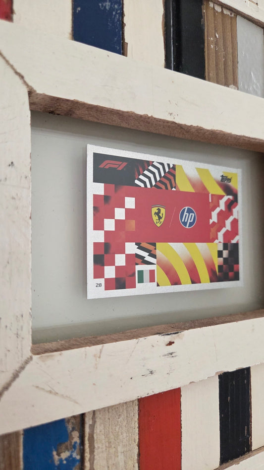 Carta Topps F1 2026 Logo Scuderia Ferrari HP in cornice legno recuperato