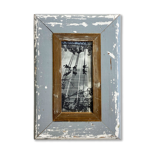 Cornice grigia e bianca, pezzo unico da legni recuperati da barche, porte e finestre. Da Cape Town. Immagine in bianco e e nero 