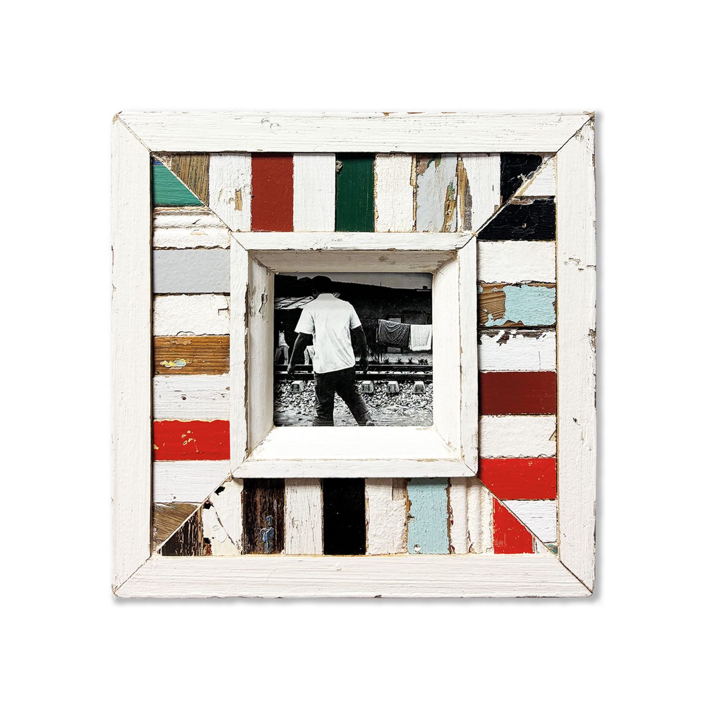 Porta foto realizzata da piccoli tasselli multicolore in legno recuperato. Dimensione quadrata 23x23