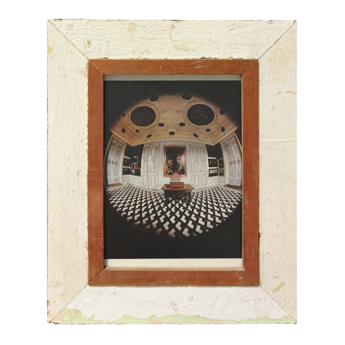Geometria dell'Anima: opera Mid-Century Modern con cornice in legno recuperato crema e marrone, fotografia grandangolare di interno classico con pavimentazione geometrica e soffitto decorato