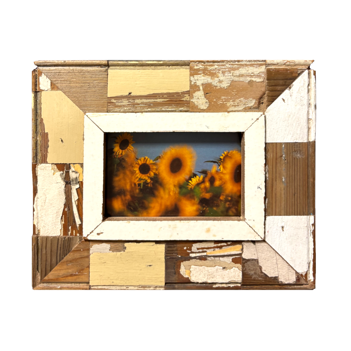 Girasoli visti da vicino con petali arancioni a fuoco; cornice rustica in legno beige scrostato con passe-partout bianco, 24×29 cm