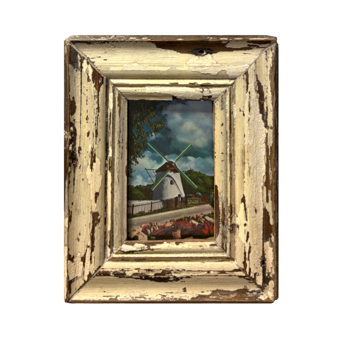 Cornice vintage avorio con immagine di mulino bianco e tulipani rossi in campo pietroso sotto nuvole tempestose – arredo Boho Chic unico