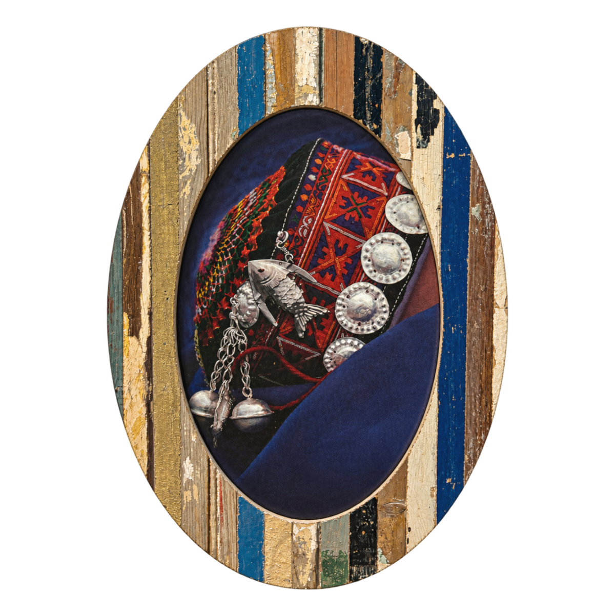 Memoria Argentata: opera classica con cornice mosaico ovale multicolore (blu, marrone, crema consumati), immagine ornamento folkloristico tessuto ricamato argento metallico tradizionale.