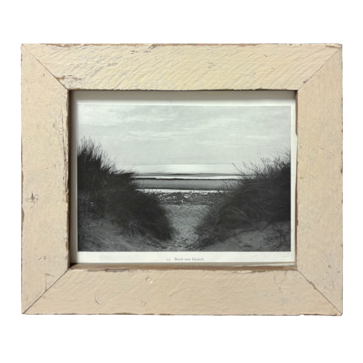Scopri "Quiete, per mare e per terra": opera minimalista serena con veduta marina dalla riva, cornice avorio. Arte contemplativa per ogni ambiente.