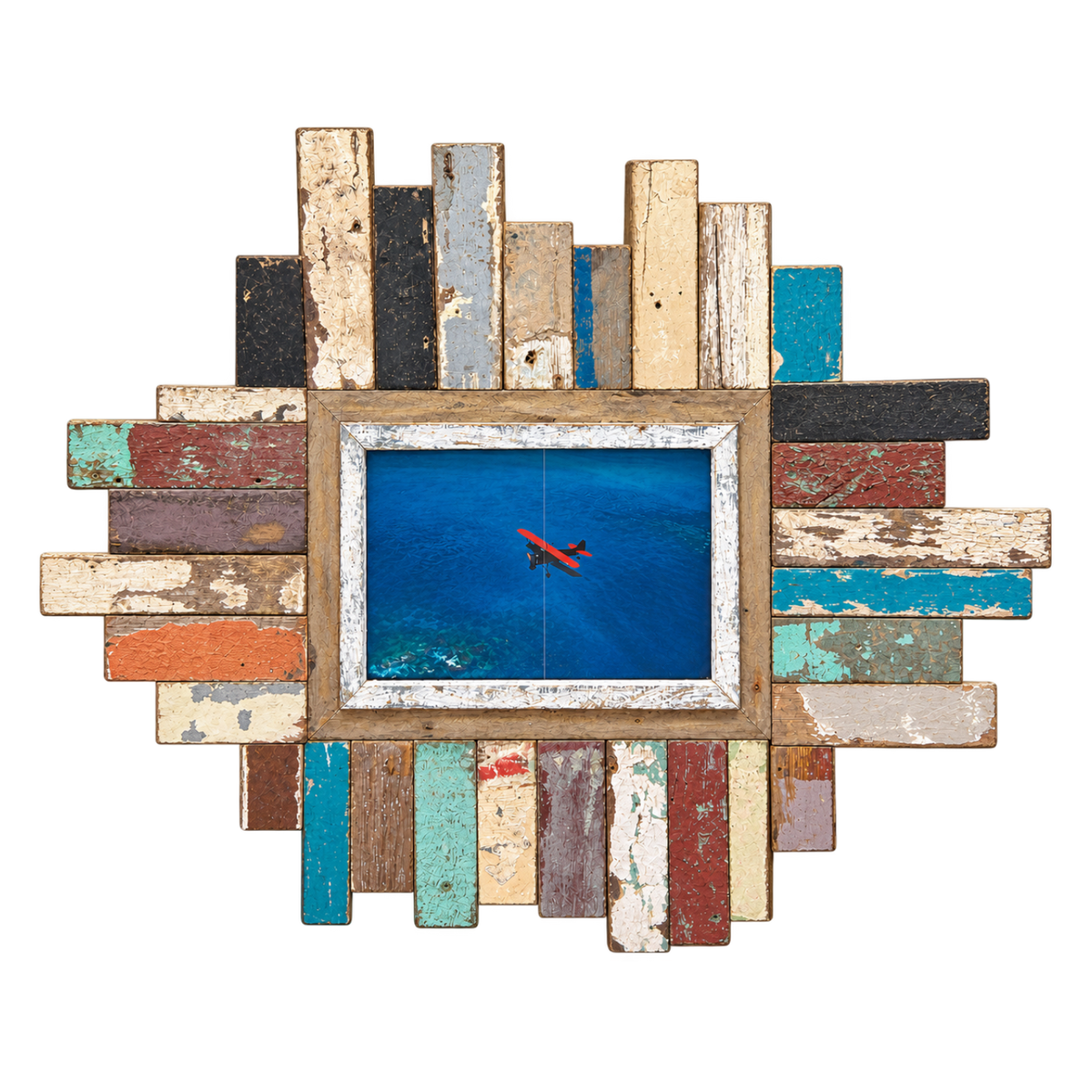 Cornice mosaico scomposta con legni recuperati colorati (rossi, azzurri, bianchi, neri); passe-partout bianco; texture irregolare e invecchiata