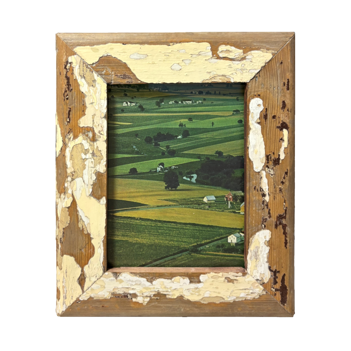 Cornice rustica in legno beige scrostato con immagine di paesaggio agricolo verde, stile rustico minimalista