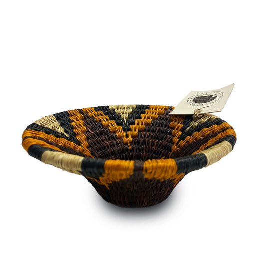 Ciotola piccola intrecciata a mano in erba esiccata