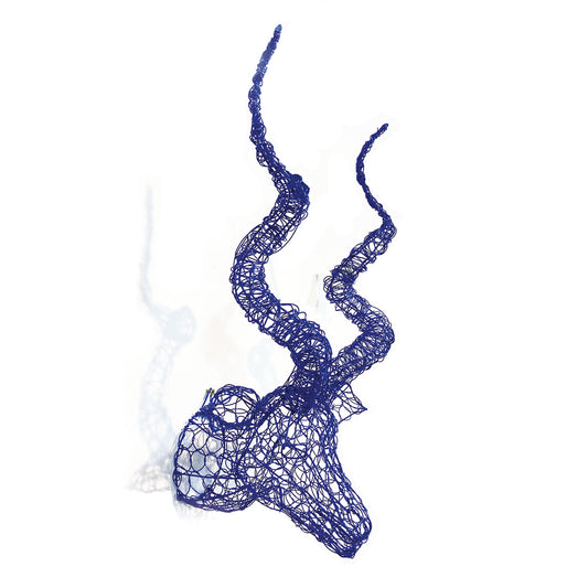 Arredare parete con testa di animale di metallo