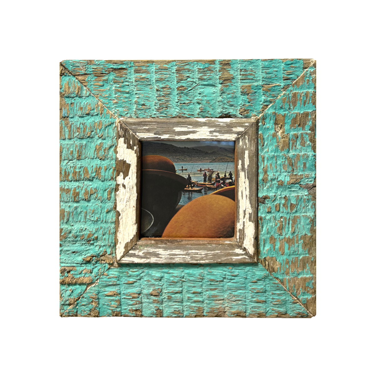 Cornice Boho Chic turchese screpolata con passe-partout legno bianco, contenente fotografia etnografica di anfore terracotta e pescatori su lago tranquillo 