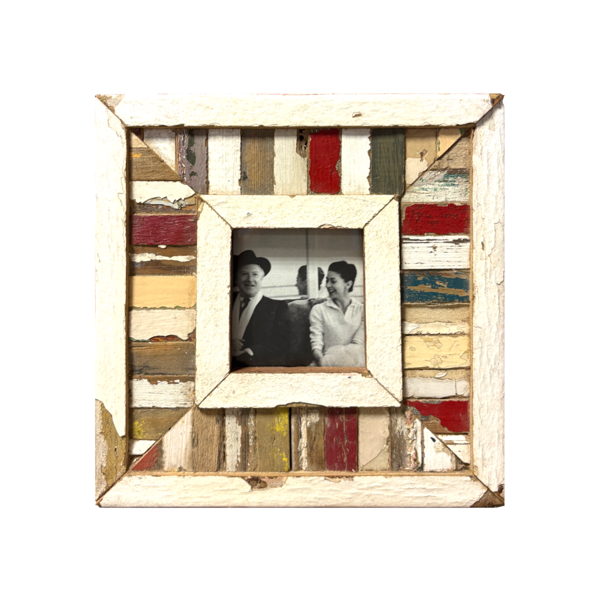 Cornice Mid-Century Modern policroma (crema, rosso, bianco) con fotografia B&W di coppia elegante e specchio, legno recuperato Cape Town, 24x24 cm, design Milano.