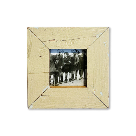 Nuova cornice legno luna design in legni antichi recuperati. Immagine quadrata formato polaroid di bambini vintage.