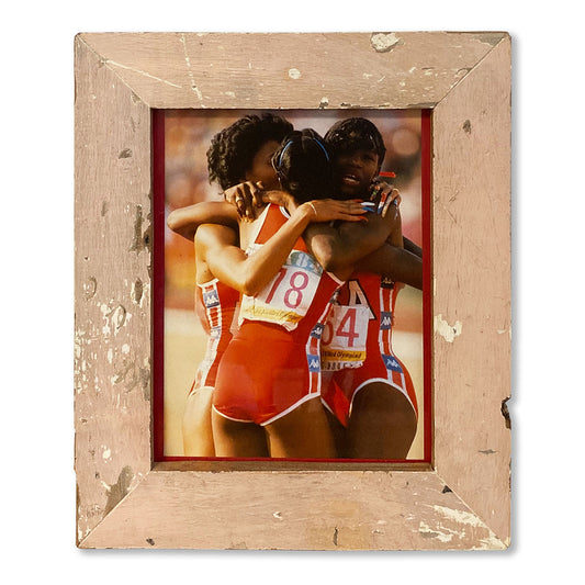 Con il suo design rustico e la forma rettangolare, questa cornice in edizione limitata aggiunge un tocco unico ed elegante alle tue pareti.