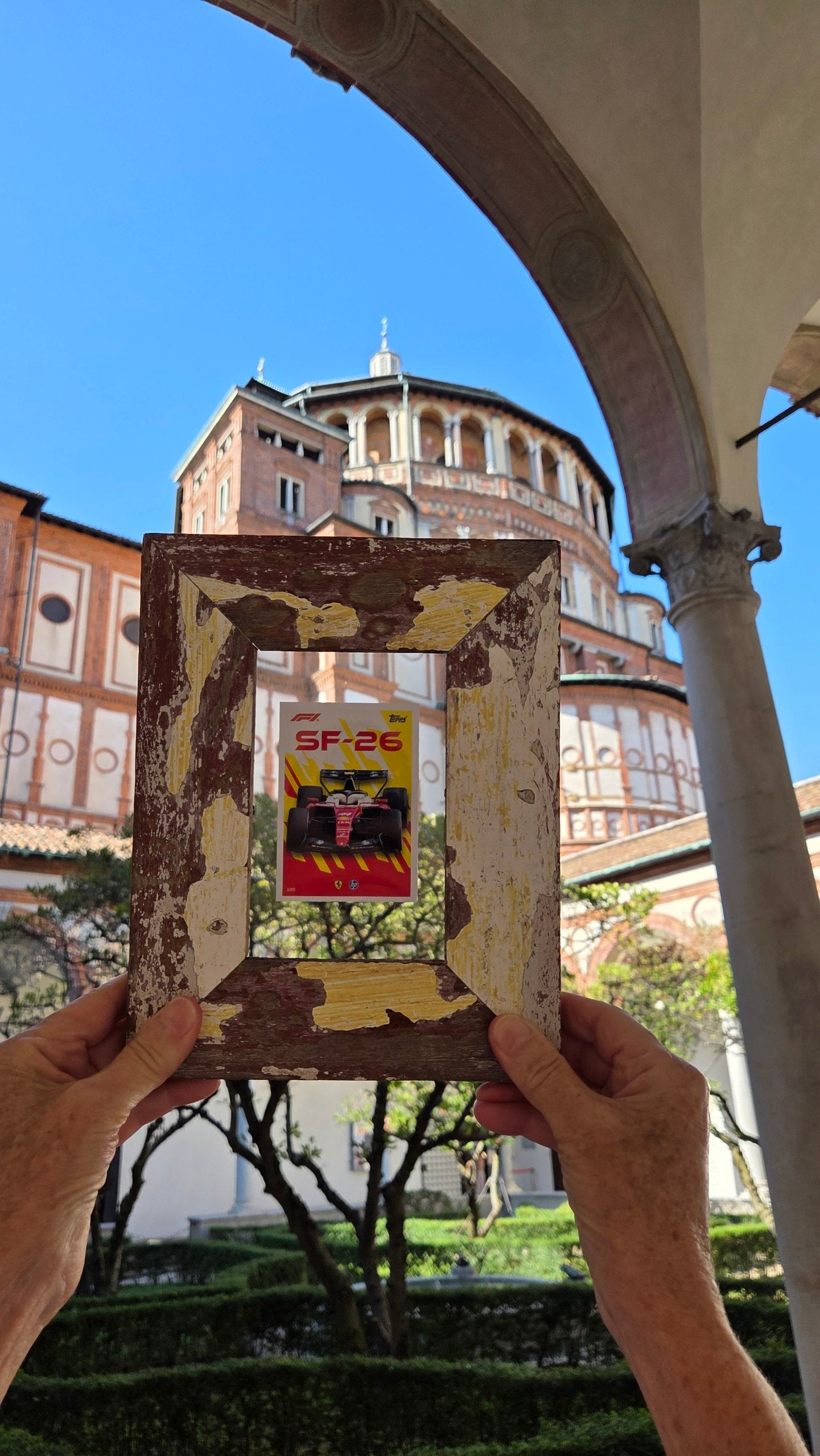 Carta TOPPS SF26 Ferrari di Hamilton incorniciata
