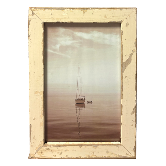 Fotografia bianco e nero con toni seppia di barca a vela su mare calmo in cornice avorio invecchiata, stile minimalista – 33×46 cm 