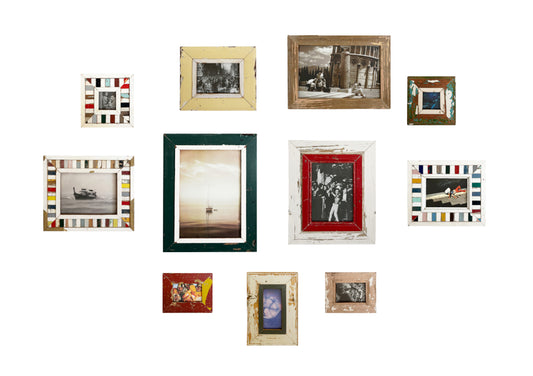 Composizione di 11 cornici colorate in legno