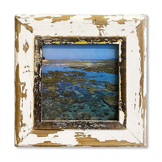 Immagine artistica a colori in cornice quadrata bianca, nera e gialla. Regalo ecosostenibile casa al mare