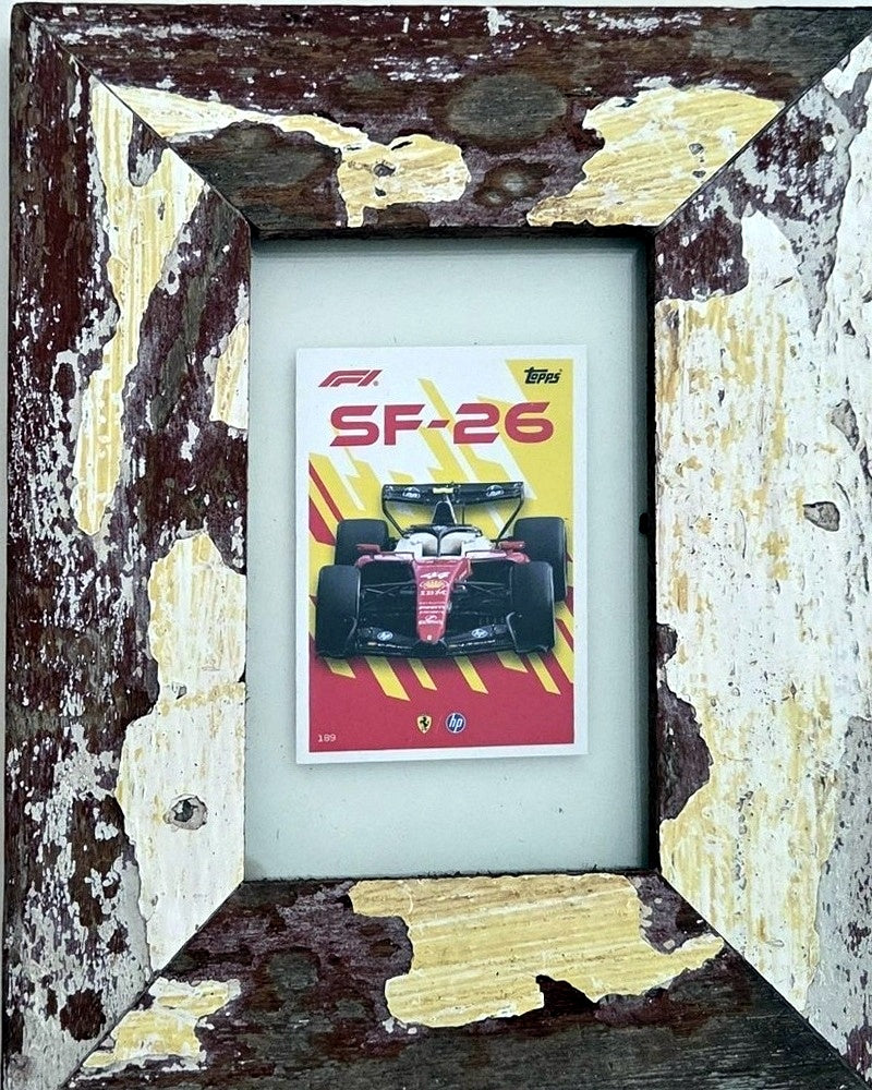 Cornice_Ferrari_SF26_Carta_Topps_Hamilton