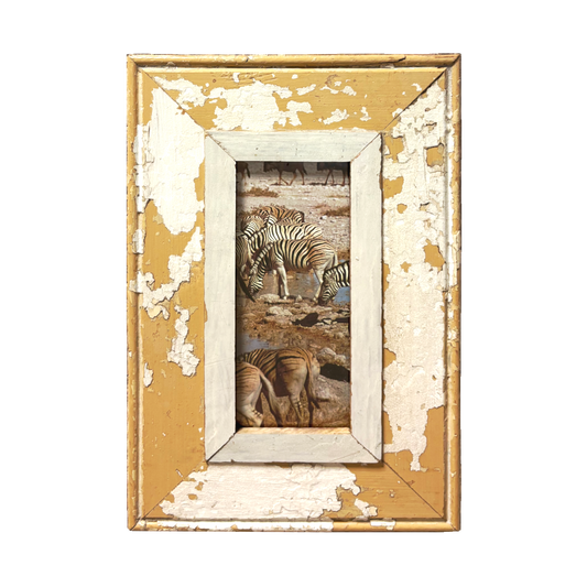 Cornice giallo ocra con bianco scrostato 23x34 cm