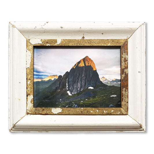 Cornice bianca con immagine a colori montagna. Idea regalo appassionati di alpinismo