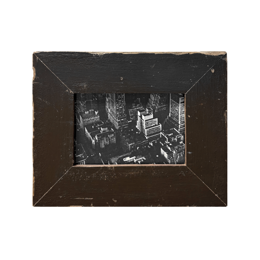 Opera Industrial "Dall'alto, tutto tace": cornice in legno recuperato marrone scuro 18×23 cm, fotografia aerea in bianco e nero di metropoli con edifici in stili architettonici dal dopoguerra agli anni '80