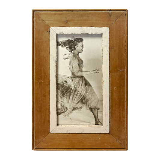 Donna in movimento – Cornice Mid Century in legno naturale