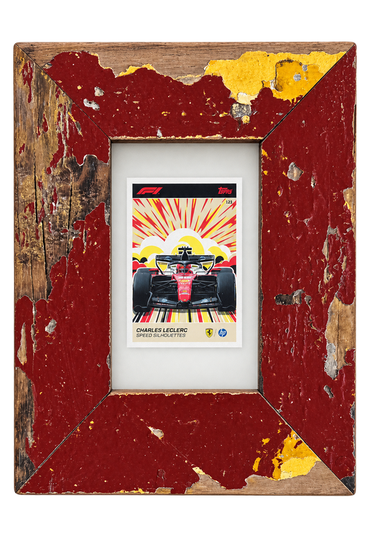 Cornice in legno recuperato con card Topps F1 Turbo Attax 2026 di Charles Leclerc