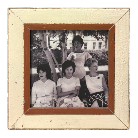 Fotografia B/N di quattro ragazze anni '70 in cornice Mid-Century Modern crema e marrone, con dettagli di legno recuperato e scrostature consapevoli
