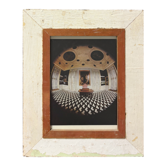 Geometria dell'Anima: opera Mid-Century Modern con cornice in legno recuperato crema e marrone, fotografia grandangolare di interno classico con pavimentazione geometrica e soffitto decorato