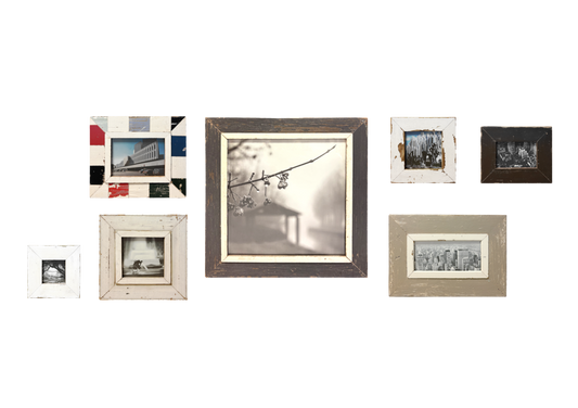 Collezione "Geometrie del Tempo": 7 fotografie Industrial in cornici di legno recuperato su parquet, raffiguranti edifici modernisti, paesaggi urbani e architetture contemporanee in bianco e nero e colore 