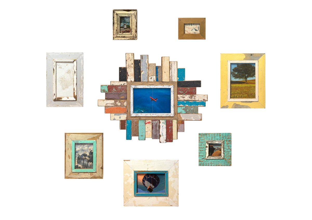 Collezione Boho Chic Il Mosaico della Libertà: 8 opere d'arte in cornici di legno recuperato disposte su parquet caldo, mostrando palette turchese, avorio, rosso e azzurro 