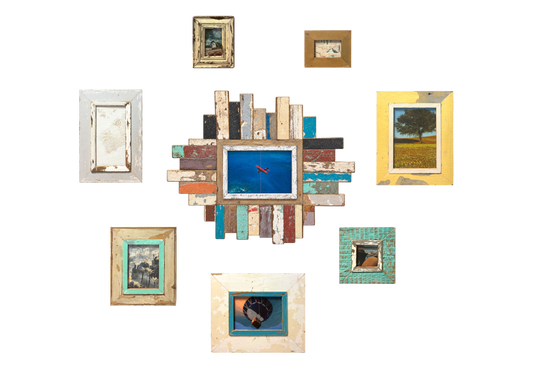 Collezione Boho Chic Il Mosaico della Libertà: 8 opere d'arte in cornici di legno recuperato disposte su parquet caldo, mostrando palette turchese, avorio, rosso e azzurro 