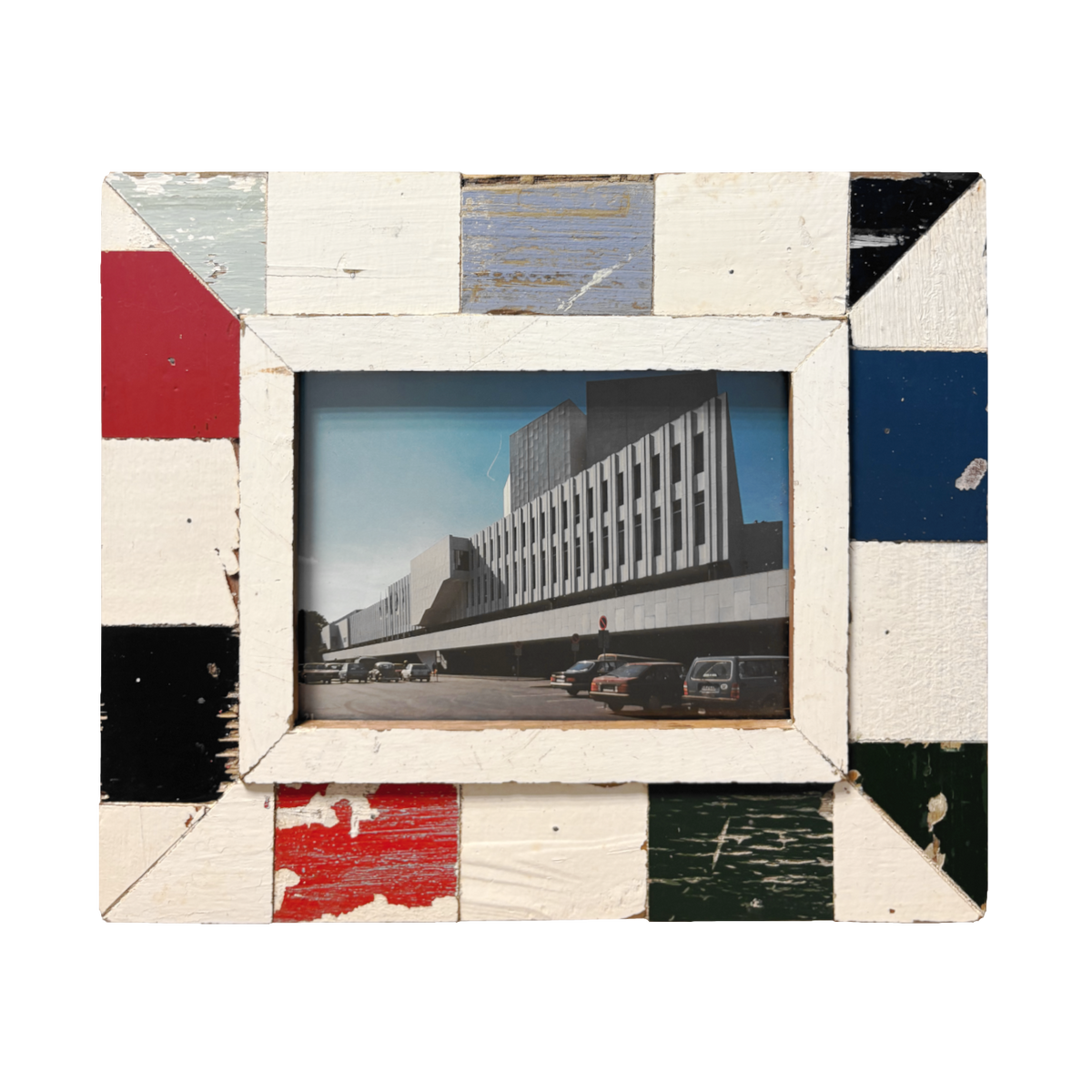 Opera L’Architettura Promette stile Industrial – fotografia architettura modernista anni 90 in cornice mosaico legno recupero rosso nero bianco 29x35 cm