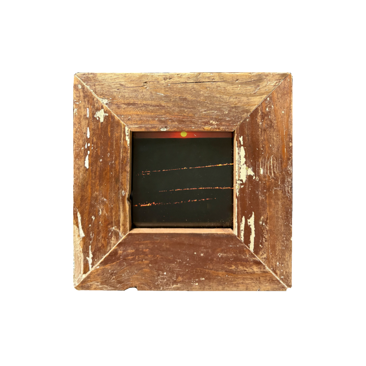 La Luce che Resiste: fotografia a colori di tramonto con piccolo sole giallo su onde notturne, cornice quadrata in legno recuperato color miele con venature ornamentali, stile Wabi-Sabi, 18×18 cm