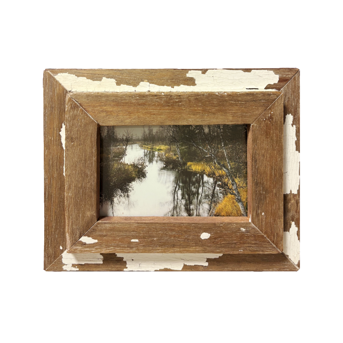 Cornice wabi-sabi in legno di recupero con passe-partout marrone e fotografia a colori di ruscello autunnale con riflesso del cielo plumbeo, 18×33 cm 