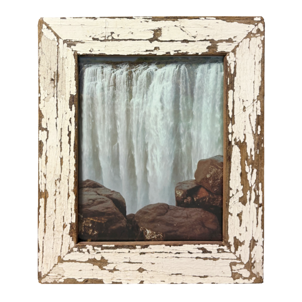 Cornice in legno bianco scrostato con foto verticale di cascata bianca e massi rocciosi scuri, stile Wabi-Sabi