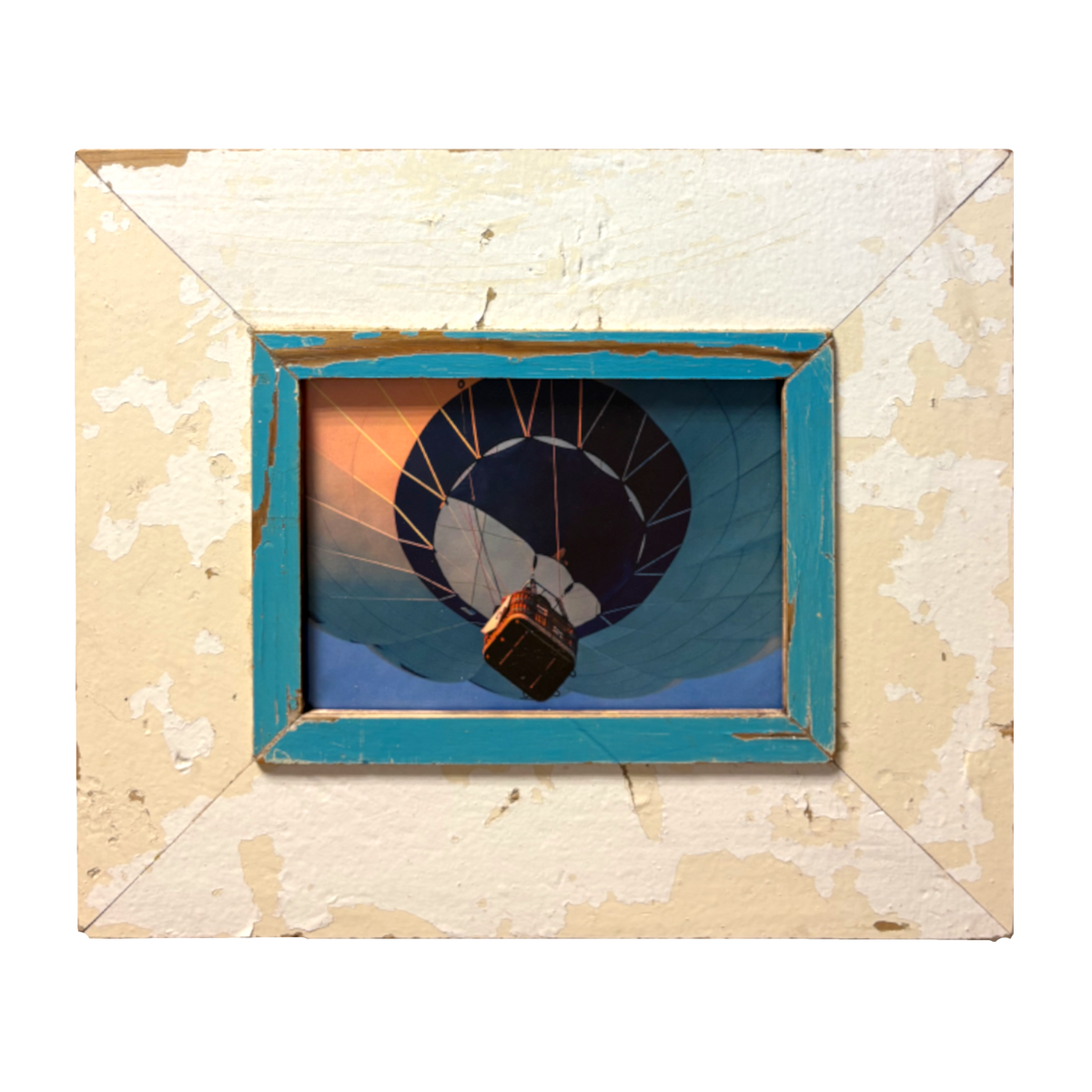 Mongolfiera illuminata da sole dorato in volo verso cielo blu, cornice avorio scrostata da Cape Town, passe-partout azzurro cielo, simbolo di libertà e elevarsi, stile Boho Chic 
