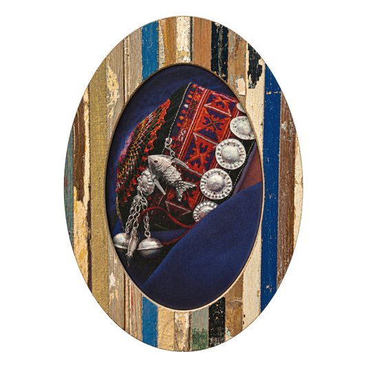 Memoria Argentata: opera classica con cornice mosaico ovale multicolore (blu, marrone, crema consumati), immagine ornamento folkloristico tessuto ricamato argento metallico tradizionale. 