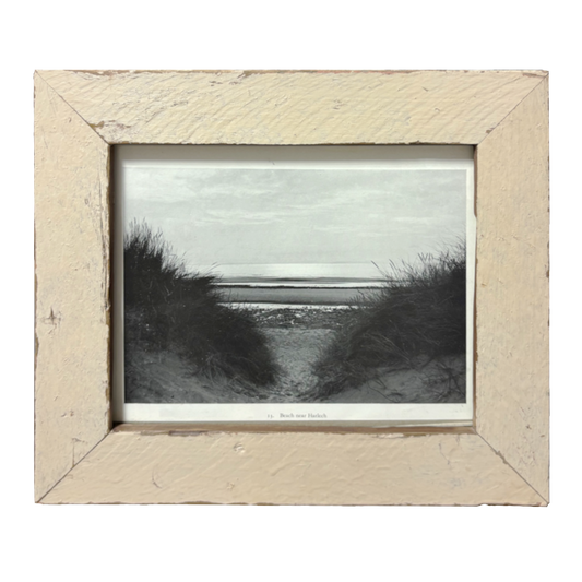 Scopri "Quiete, per mare e per terra": opera minimalista serena con veduta marina dalla riva, cornice avorio. Arte contemplativa per ogni ambiente.