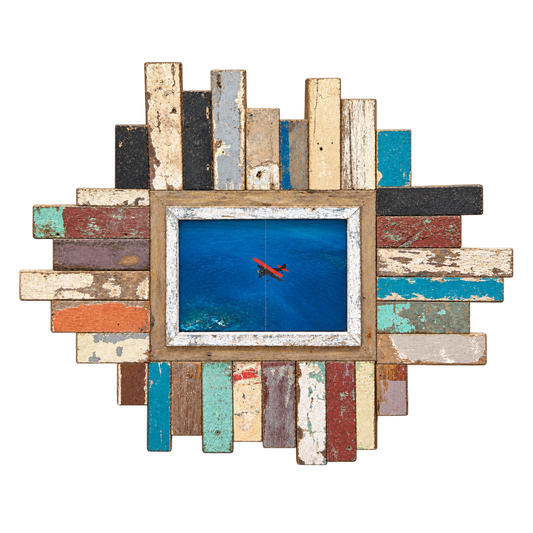 Cornice mosaico scomposta con legni recuperati colorati (rossi, azzurri, bianchi, neri); passe-partout bianco; texture irregolare e invecchiata 