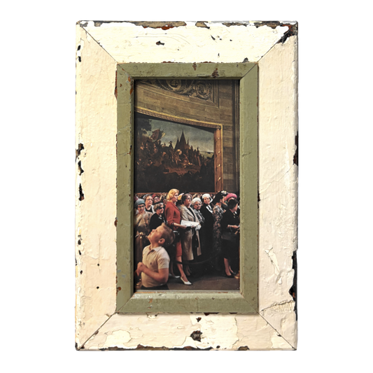 Teatro della Verità - opera Mid-Century Modern con cornice in legno recuperato; scena teatrale rinascimentale con figura in abito rosso che emerge dal coro; 28x43 cm 