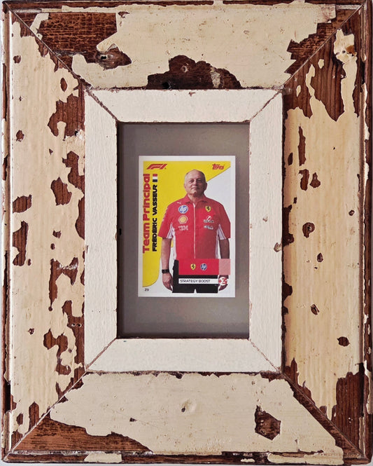 Carta Topps Turbo Attax F1 2026 Fred Vasseur Team Principal Ferrari in cornice legno recuperato