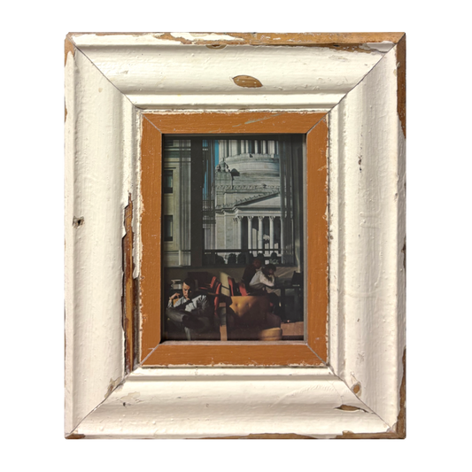 Cornice Mid-Century Modern bianco antico con fotografia urbana e monumento neoclassico, legno recuperato, 32x38 cm, design Milano