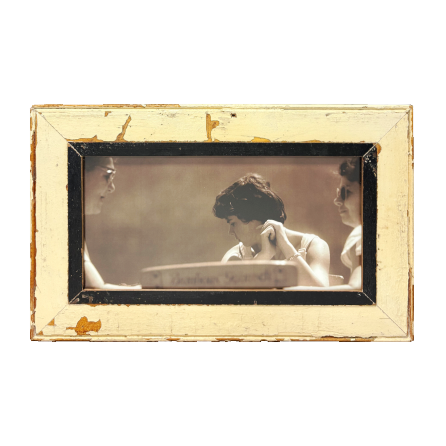 Tre donne al tavolo – Cornice Mid Century in legno recuperato