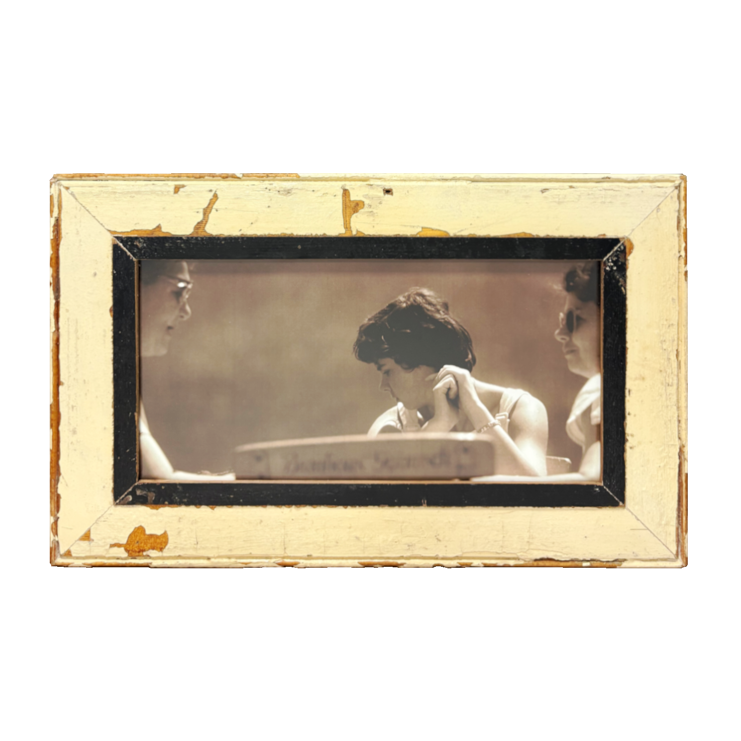 Tre donne al tavolo – Cornice Mid Century in legno recuperato