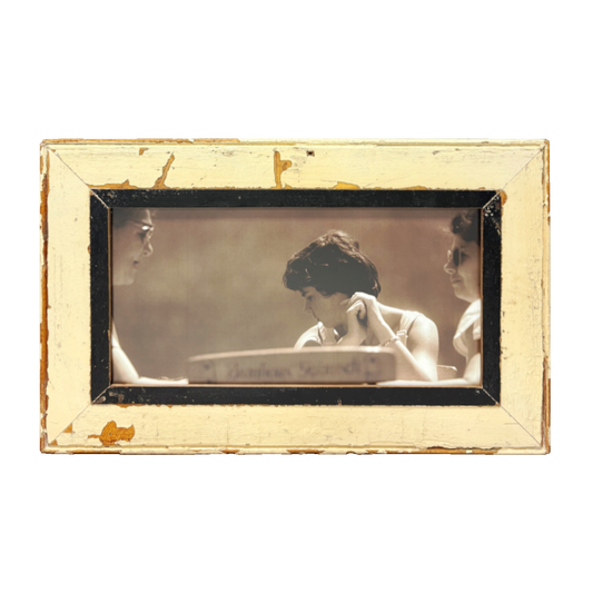 Tre donne al tavolo – Cornice Mid Century in legno recuperato