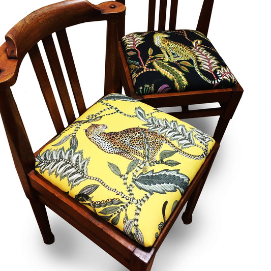 Coppia di poltrone vintage con tessuto Ardmore pezzo unico in showroom a Milano